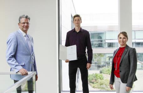 1.) Fridolin Steinriede, 18-jähriger Abiturient aus Bad Mergentheim, ist Preisträger des WITTENSTEIN-Stipendiums 2020 – im Bild mit Dr. Anna-Katharina Wittenstein, Vorstand der WITTENSTEIN SE, und Schulleiter Christian Schlegl in der Innovationsfabrik in Igersheim-Harthausen, Bilder: WITTENSTEIN SE