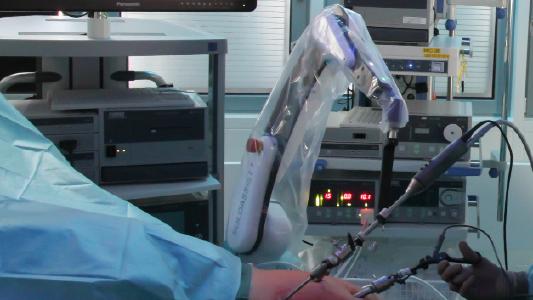 Der Roboterarm Soloassist II im Einsatz: Mithilfe von Sprachsteuerung wird die OP-Kamera vom Chirurgen an die richtige Stelle geführt und liefert ihm ein perfektes Standbild.
