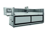 Die Schüco Maschine AF 210 bietet die wichtigsten Eigenschaften einer CNC-Maschine im Metallbau: Automatische Ansteuerung aus SchüCal und 3-Seiten-Bearbeitung inklusive Vor-Kopf-Bearbeitung (Bildnachweis: Schüco International KG)