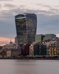 Die Südfassade des "Walkie Talkie" (20 Fenchurch Street, London) hat durch die Bündelung von Solarstrahlen weltweite Aufmerksamkeit erhalten