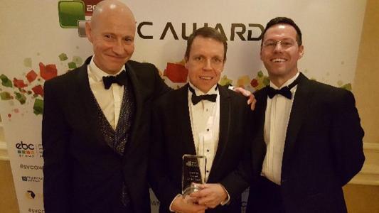 Brett Denly, Neil Crispin und Lee Widdowson (alle DataCore) nehmen den SVC Award bei der Preisverleihung in London am 23. November entgegen (Quelle: DataCore)