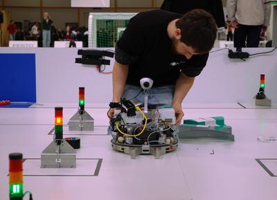 Bei den Wettbewerben Mechatronik und mobile Robotik auf den WorldSkills 2013 ist wieder voller Einsatz gefragt / Die Teams müssen bestimmte Aufgaben unter Zeitdruck lösen / Festo sponsert die beiden Wettbewerbe