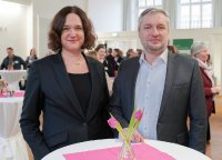 Die Senatorin für Umwelt, Klima und Wissenschaft, Kathrin Moosdorf (links), und HSB-Kanzler Daniel Engelbrecht beim Neujahrempfang der Hochschule Bremen in den Räumen des International Graduate Centers (IGC) an der Langemarckstraße. © HSB-Louisa Windbrake