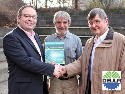 Michael Henkel, Vertriebsleiter der Sykosch Software AG, (links) überreicht den PC-HausVerwalter an DEULA-Geschäftsführer Dr. Georg Haller (rechts) und EDV-Lehrer Artur Schneider (Mitte). Foto: Juliane Vogt