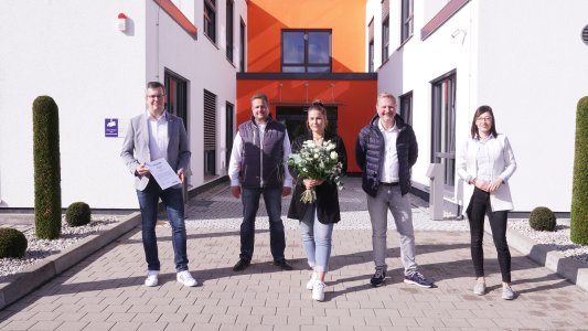Gruppenbild, v.l.n.r.: Teamleiter Benjamin Schlichting, HFO Telecom Geschäftsführer Andreas Hampel, Stephanie Heinz, HFO-CEO Achim Hager, Personalreferentin Gloria Schuch
