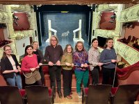 Der regionale Energieversorger WEMAG und das Schweriner Staatstheater sind Klimapartner im Rahmen des SDG-Tandem-Programms. Gemeinsam mit Intendant Hans-Georg Wegner (mi.) zieht das Greenteam an einem Strang und sorgt für frischen Wind beim Klimaschutz. Foto: Selina Kahle