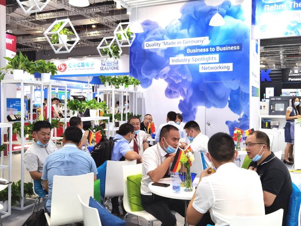 Gut besuchter Messestand.jpg