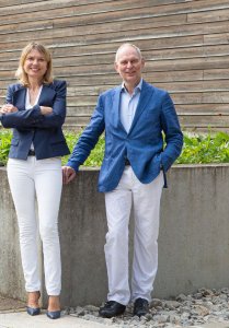 Dank moderner Methoden und Technologien für die Zukunft gerüstet: Prof. Dr. Anna Nagl und Dr. Karlheinz Bozem geben in ihrem Buch praxisnahe Beispiele und strukturierte Handlungsempfehlungen für digitale Geschäftsmodelle / Bild: Hochschule Aalen/Hertfelder