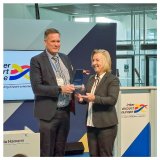 Martin Pauli, Sales Director für Airport Management bei der ISO Software Systeme GmbH, nimmt den Innovation Award entgegen.