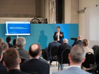 Dr. Martin Egger, CEO der Infrareal und  Pharmaserv, bei seinem Vortrag über das Wachstum der Infrareal Gruppe, im Rahmen der Eröffnungsfeier.