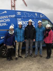 Rekordpraktikant Marvin (mi.) war auf der Baustelle in guter Gesellschaft. Seinen Einsatz als Beton- und Stahlbetonbauer begleitete das Handwerkskammer-Team von azubiTV.de. Den Baustellenbesuch machte die Bauunternehmung Stäbler in Weil der Stadt möglich / Foto: Handwerkskammer Region Stuttgart