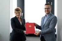 Prof. Dr. Erdem Galipoğlu und Kanzlerin Christiane Claus anlässlich der Übergabe der Ernennungsurkunde