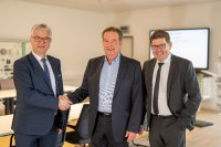 Abschiedsempfang in Lüdenscheid: Nach 42-jähriger Vertriebstätigkeit ging Volker Gerber (Mitte) im vergangenen Jahr in den Ruhestand. Für seinen unermüdlichen Einsatz im Dienst der Kunden und des Unternehmens dankten ihm die SELVE-Geschäftsführer Ludger Stracke (l.) und Andreas Böck (r.) ausdrücklich.