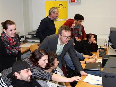 (© Foto: hl-studios, Erlangen) Praxisarbeit mit modernster Hard- und Software. Mitte: HL-Geschäftsführer Jürgen Hinterleithner, dahinter Dozent Dr. Marius Kliesch