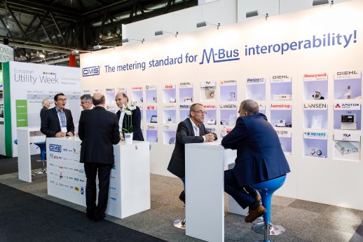 OMS-Messestand mit Product Wall EUW.jpg