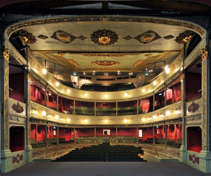 Bristol Old Vic - auditorium 1 - resize photo by Philip Vile.jpg