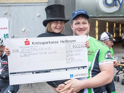 Obwohl die junge Schornsteinfegerdame diesen Scheck gut behütete, kam dieser wegen eines Eiskaufs mit der Oma kurzfristig "abhanden". Umso größer war ihre Freude, als dieser wieder "auftauchte" (Foto: AFRISO)