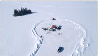 Ein Bohrgerät im Eis, das aktiv bohrt, Winter 2025.