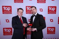Steffen Neefe, Country Manager für die DACH-Region des Top Employers Institutes (r.), überreicht Andreas Huck, Geschäftsführer Finanzen und Administration der Friedhelm Loh Group, die Auszeichnung 