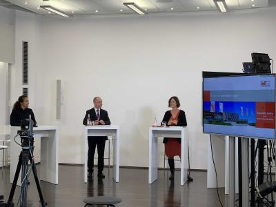 Diskutierten über Kundenorientierung in Zeiten der Digitalisierung beim Expertenforum "Wirtschaftsclub" des Berliner Tagesspiegels: Melanie Bähr, Marktgebietsleiterin der Berliner Volksbank eG, Alexander Gerfer, CTO der Würth Elektronik eiSos Gruppe und Prof. Dr. Andrea Rumler von der Hochschule für Wirtschaft und Recht in Berlin (v. l.)