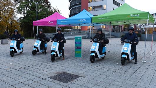 (v.l.) Vertriebsvorstand der Süwag Mike Schuler, Netzvorstand der Süwag Dr. Markus Coenen, Oberbürgermeister Alexander Hetjes, Bürgermeister Meinhard Matern und Stadtwerke-Chef Ralf Schroedter testen die Elektroroller