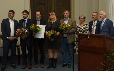 Bei der Preisverleihung: Dr. Dirk Behrendt, Justizsenator; Dr. Marc Hovestädt und Dr. Henry Memczak, Universität Potsdam; Dr. Sandra Sänger, Robert Koch-Institut; Dr. Nenad Gajovic-Eichelmann, Fraunhofer IZI-BB; Dr. Heidemarie Ratsch, Präsidentin Tierärztekammer Berlin; Prof. Dr. Dr. Ralf Einspanier, FU Berlin, Dr. Siegfried Throm, Verband forschender Arzneimittelhersteller (v.l.n.r.) / Foto: Dr. Stefan Hetz