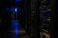 Serverraum mit blinkenden Netzwerkleitungen bei Nacht