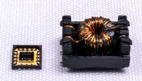 Der Bildvergleich der Transformatoren macht deutlich, dass mit der neuen, auf Siliziumtechnologie basierten Fertigungstechnik deutlich kleinere und flachere Bauformen für induktive Bauelemente möglich sind (links: Dünnschicht-Transformator, rechts: drahtgewickelter Transformator). (Bildquelle: Würth Elektronik )