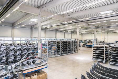 Die OSBRA Formteile GmbH fertigt hochwertige PKW- und LKW-Kunststoffteile in kleinen und mittleren Serien in Großserienqualität und verarbeitet diese auf Wunsch in einer für Veredelungsprozesse gebauten Halle mit 1500 qm Produktionsfläche weiter / OSBRA – Formteile GmbH