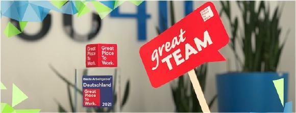 Great Place to Work-Auszeichnung und kleine 'great team'-Flagge / Foto: Sabine Kirchem
