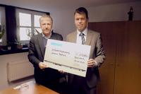 WEMAG-Vorstandsmitglied Caspar Baumgart (r.) überreicht Peter Grosch vom Verein Schweriner Tafel den symbolischen Spendenscheck für die Kindertafel Schwerin / Foto: WEMAG/Dr. Diana Kuhrau