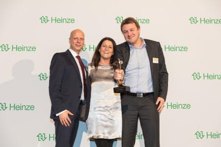 Marketingleiter Claus Kroll-Schlüter, Werbeleiterin Fatima Freitas und Henning Schulz aus der Unternehmenskommunikation (von links) nahmen den begehrten "Architects‘ Darling® Award" für Stiebel Eltron entgegen