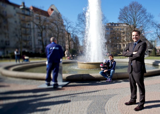 Daniel Wall am Brunnen Viktoria-Luise_platz zum Start der Brunnesainson 2011.jpg