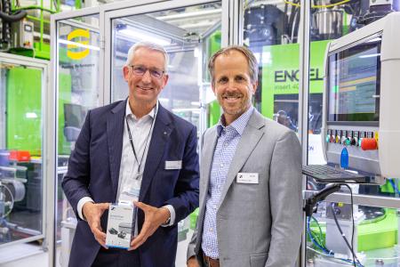 Dr. Volker Franke (left), Managing Director HARTING Applied Technologies, and Dr. Ing. Andreas Sennheiser, CEO Sennheiser, are pleased with the new system