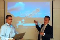 Michael Saphörster, Geschäftsführer der CEMEX Beton-Bauteile GmbH und Robert Ohliger, Vertriebsleiter, führen bei einer Vertriebstagung eines der Internetvideos vor Michael Saphörster, Geschäftsführer der CEMEX Beton-Bauteile GmbH und Robert Ohliger, Vertriebsleiter, führen bei einer Vertriebstagung eines der Internetvideos vor
