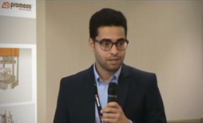 Álvaro Morales von promeos stellt auf dem Gießerei-Kongress in Bilbao/Spanien die Vorteile der flammenfreien Gasbrenner-Technologie entlang der Prozesskette in Gießereien vor.