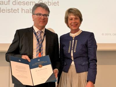 Helmut Zanzinger erhielt die Beuth-Denkmünze von Dr. Ulrike Bohnsack, Mitglied der Geschäftsleitung Bereich Normungsverfahren und -koordination / Quelle: DIN e.V.)