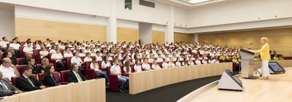 Maria Elisabeth Schaeffler Thumann Begrusst 428 Neue Auszubildende Und Duale Studenten Schaeffler Ag Pressemitteilung Pressebox