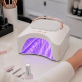 LED Lichthärtungsgerät im Nagelstudio - KI generiert