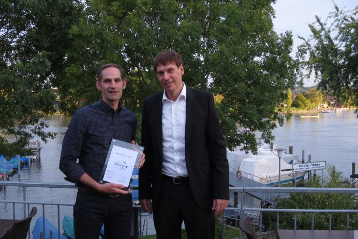 CRM-Award Gewinner Florian Ramsperger und Jürgen Litz Geschäftsführer der cobra GmbH vlnr.JPG