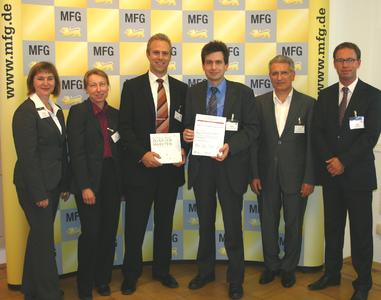 Sieger im Innovationswettbewerb "Zukunftsfähig mit IT": highQ-Mitarbeiter Erik Schlegel (3.v.l.) und highQ-Geschäftsführer Christian Disch (3.v.r.) inmitten der MFG-Fachjury