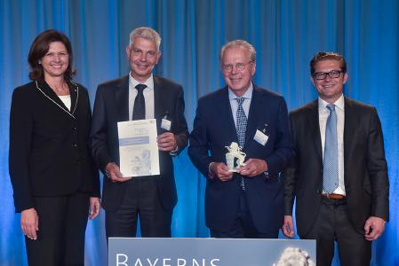 Die Bayerische Staatsministerin für Wirtschaft und Medien, Energie und Technologie, Ilse Aigner (links), überreichte den Preis gemeinsam mit Juror Tilmann Orth (rechts) an Rudolf Morawetz (2.v.l) und Dr. Florian Seidl (3.v.l.) / © Fotostudio Heuser