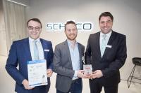 Auf der BAU 2019 in München: Edward Lowes (Mitte) vom Passivhaus Institut übergibt das Zertifikat an Markus Herbst (re.), Sprecher der Geschäftsleitung der Schüco Polymer Technologies KG und Christian Fischer, Leiter Technik der Schüco Polymer Technologies KG / Bildnachweis: Schüco International KG / Schüco Polymer Technologies KG