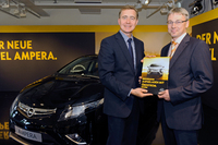 Karl-Friedrich Stracke, Vorstandvorsitzender der Adam Opel AG, und Thomas Pätzold, technischer Vorstand der WEMAG AG, bei der offiziellen Übergabe des Kooperationsvertrages in Berlin