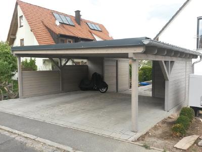 Solar Carport maßgeschneidert vom Schreiner mit flachen nicht sichtbaren Solarmodulen