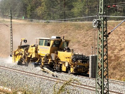 Schotterplaniermaschine mit eingebautem Kollisionswarnsystem im Einsatz
Bild: LEONHARD WEISS