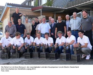 Die Teilnehmer mit ihren Betreuern, den Jurymitgliedern und dem Hauptsponsor Lincoln Electric Deutschland beim Vorentscheid der WorldSkills Leipzig 2013, Foto: DVS