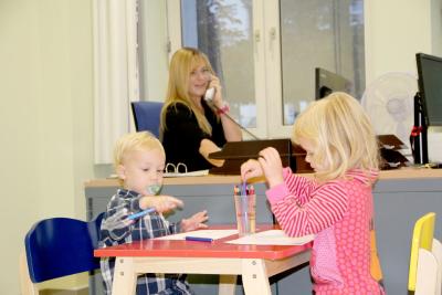 Tanja Kreitner-Gajewski testet mit Matti und Hanieh das Eltern-Kind-Arbeitszimmer