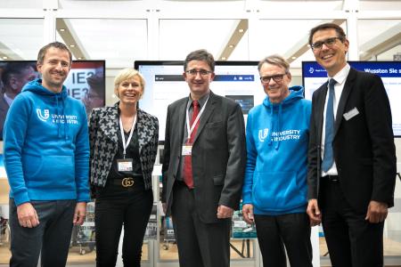 Neue Kooperation MM Maschinenmarkt und U4I. Von links: Jan Veira (Geschäftsführer University4Industry), Victoria Sonnenberg (Redakteurin MM MaschinenMarkt), Udo Schnell (Chefredakteur MM MaschinenMarkt), Dr. Wolfgang Huhn (Geschäftsführer University4Industry), Oliver Barthel (Group Publisher MM MaschinenMarkt). Foto: Michael Heck Fotografie