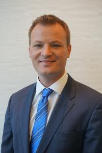 Schnellladesäule (links); Marco Grinblats, Geschäftsführer HARTING Automotive, freut sich über die positive Entwicklung.